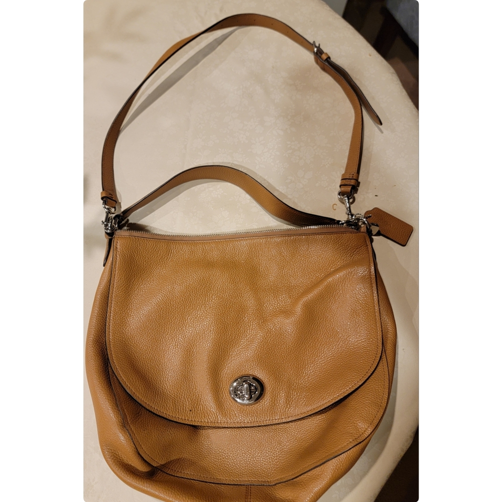 Coach Elegant Tan Leather Shoulder Bag
